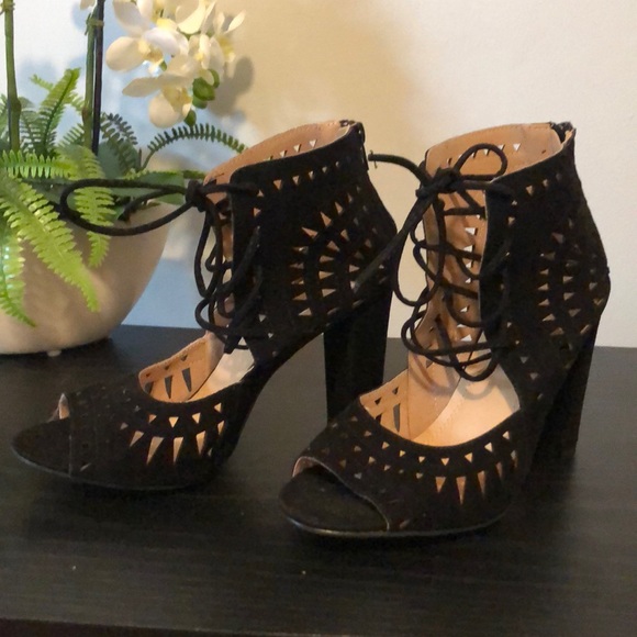 Laser cut Aztec design Heels - Picture 2 of 9